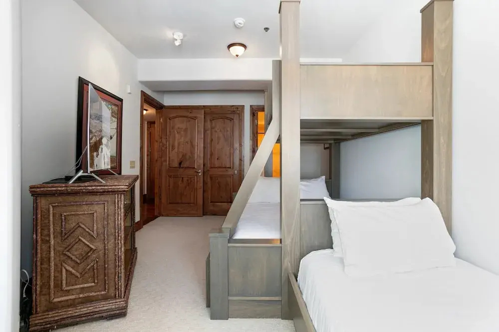 Grand Lodge - 3 Bedroom Deluxe #404 - Ski-in/out 3 Condo