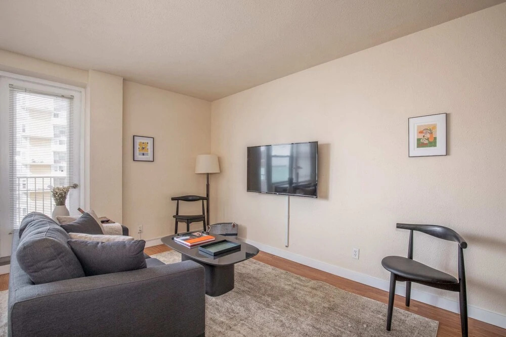 Cozy DT Apts with Full Kitchen by Zencity