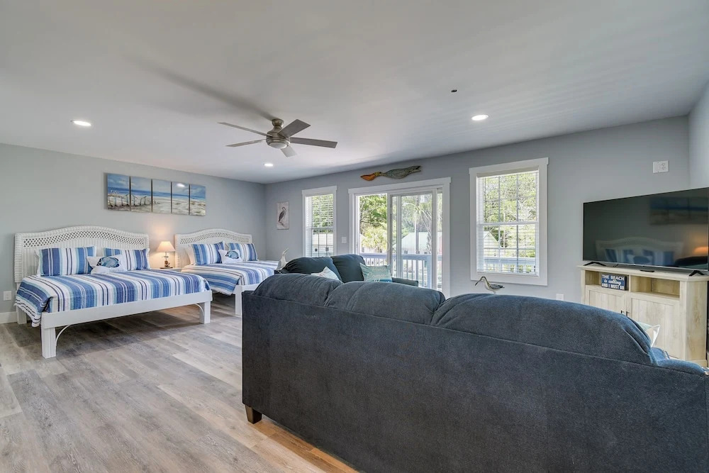 1 Mi to Beach & Pier! Chic Ocean Isle Studio