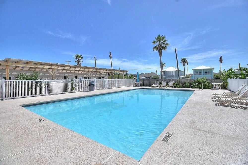 Sunny Beaches 3 Bedroom Condo by RedAwning