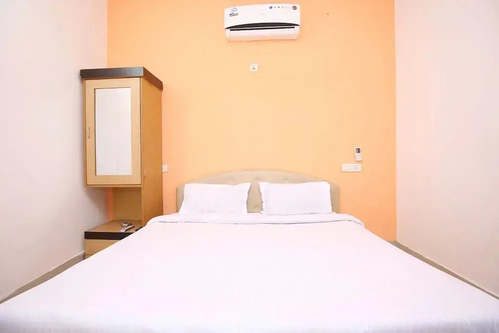 Sunshine Lodge by OYO Rooms