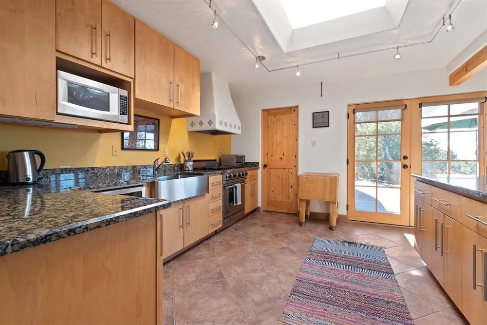 Sunset Vista - Spectacular Mountain Views, Light-filled Family Home