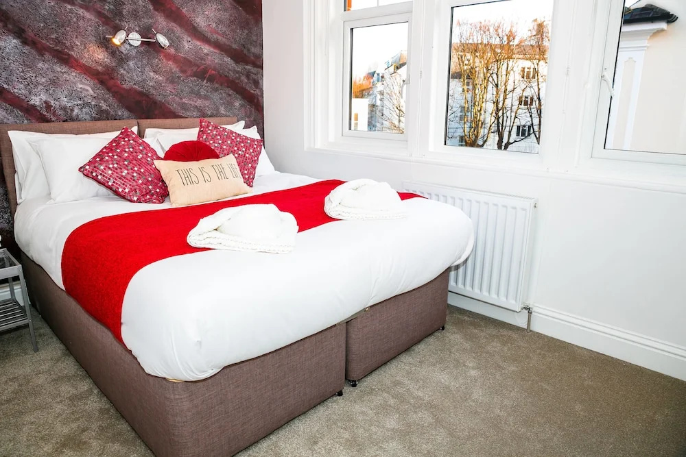 Flat 2, Falcondale House 5 South Cliff