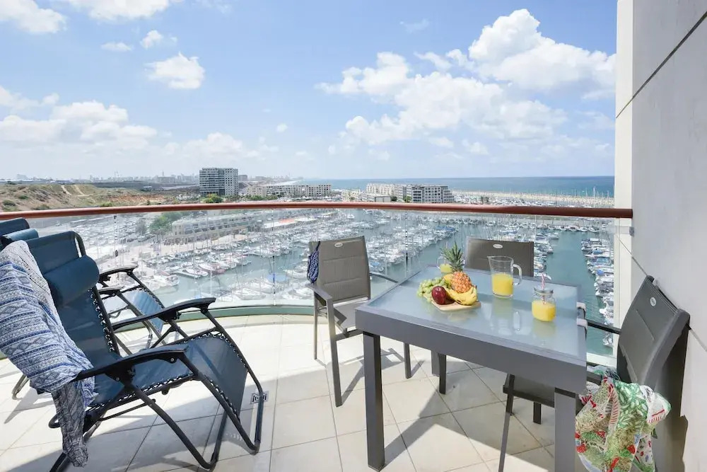 Deluxe 2 Bedroom Apartment in Herzylia