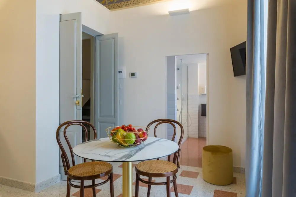 1940 Luxury Accommodations - Rubino Boutique Apartment