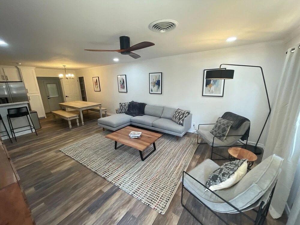 Stunning Home 3 min to Main W/hot tub and Firepit!