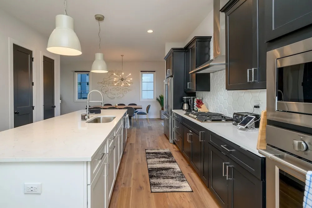 New Listing! Luxe New-build W/ Rooftop Lounge 3 Bedroom Townhouse