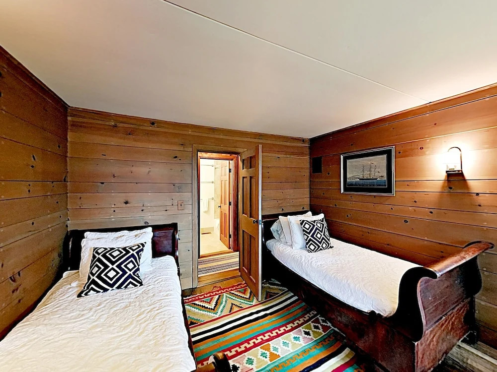 Cape Cod  On The Bay 3 Bedroom Home