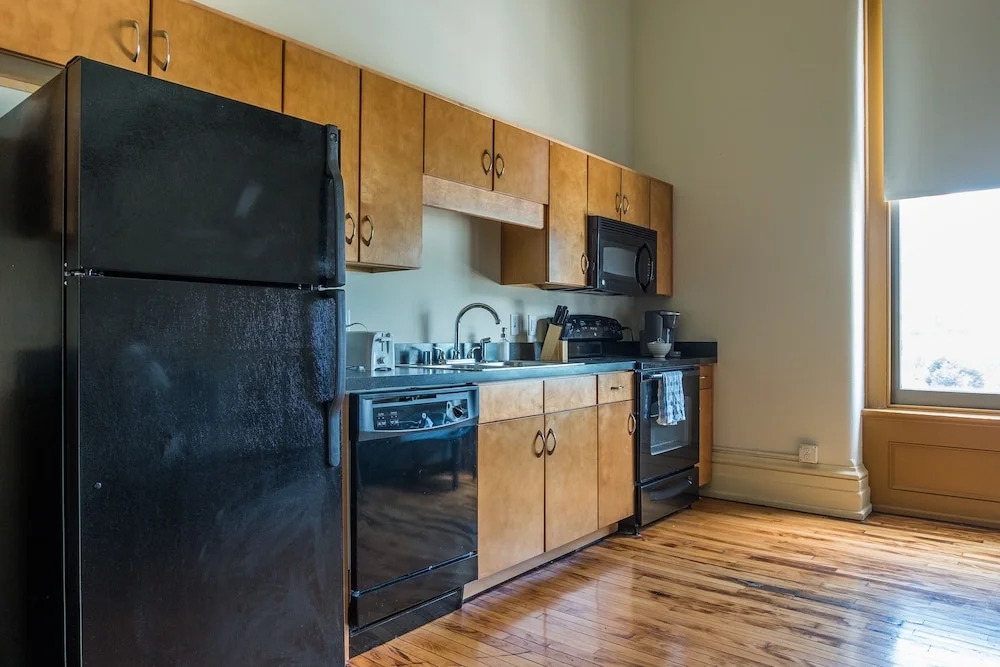 High-Rise Downtown Apts by Frontdesk