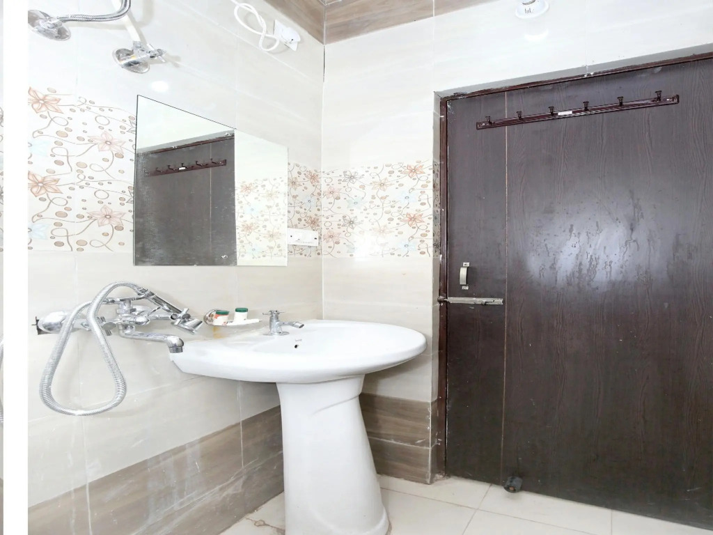 OYO 11369 Hotel Noor Plaza