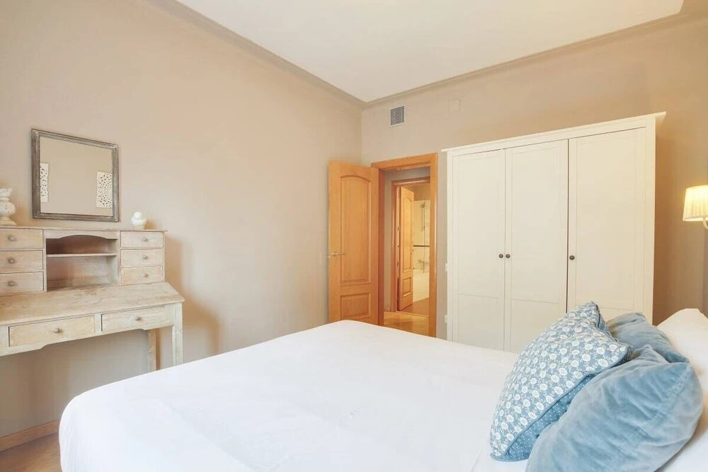 Spacious 4bed in Central Barcelona, 8mins to Metro