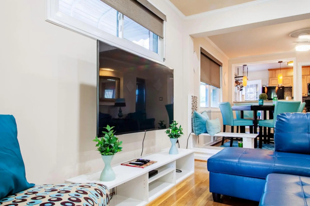 ✶ Gorgeous Home Tucked Away In Greener Part Of Town ✶ Transit-Friendly !