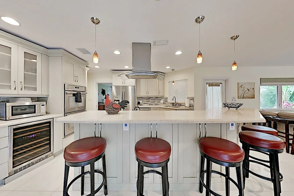 Steps To Beach! Heated Pool, Spa & Chefs Kitchen 3 Bedroom Home