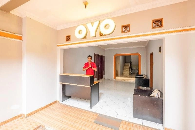 OYO 1398 Kawaluyaan Near RS AMC