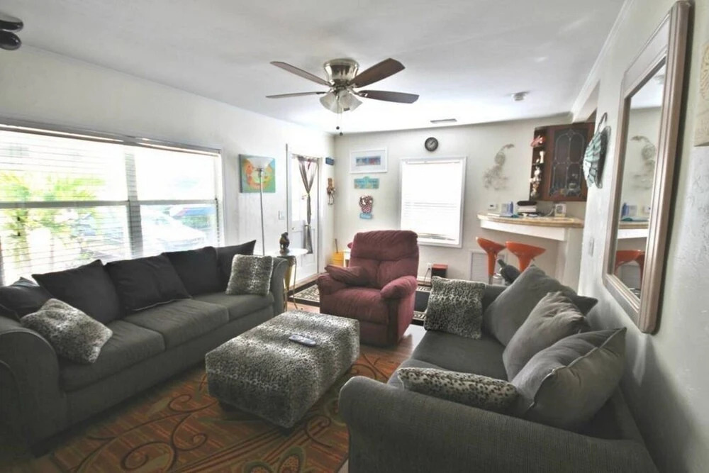 Mermaid Bungalow- 2 BR House Close to the Beach