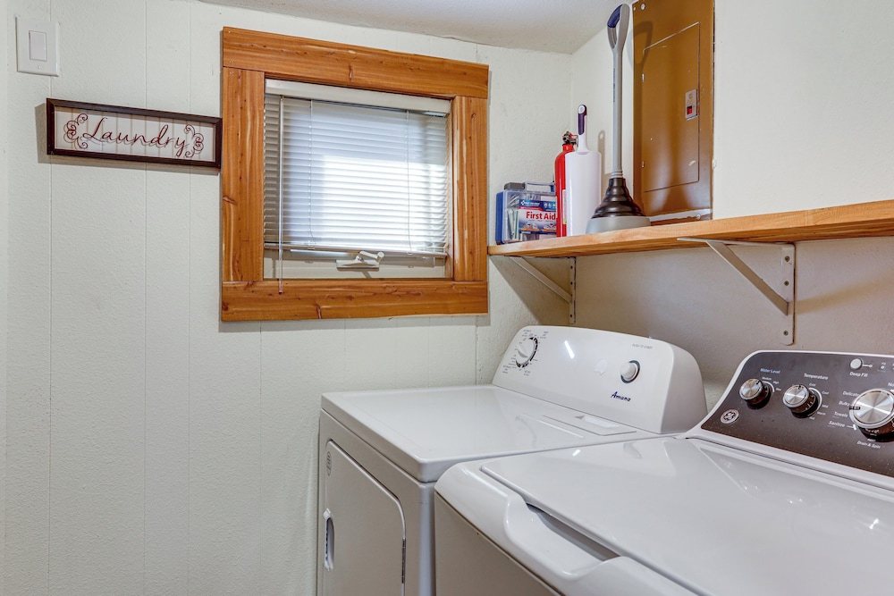 1/2 Mi to State Park! Riverfront Ozarks Retreat