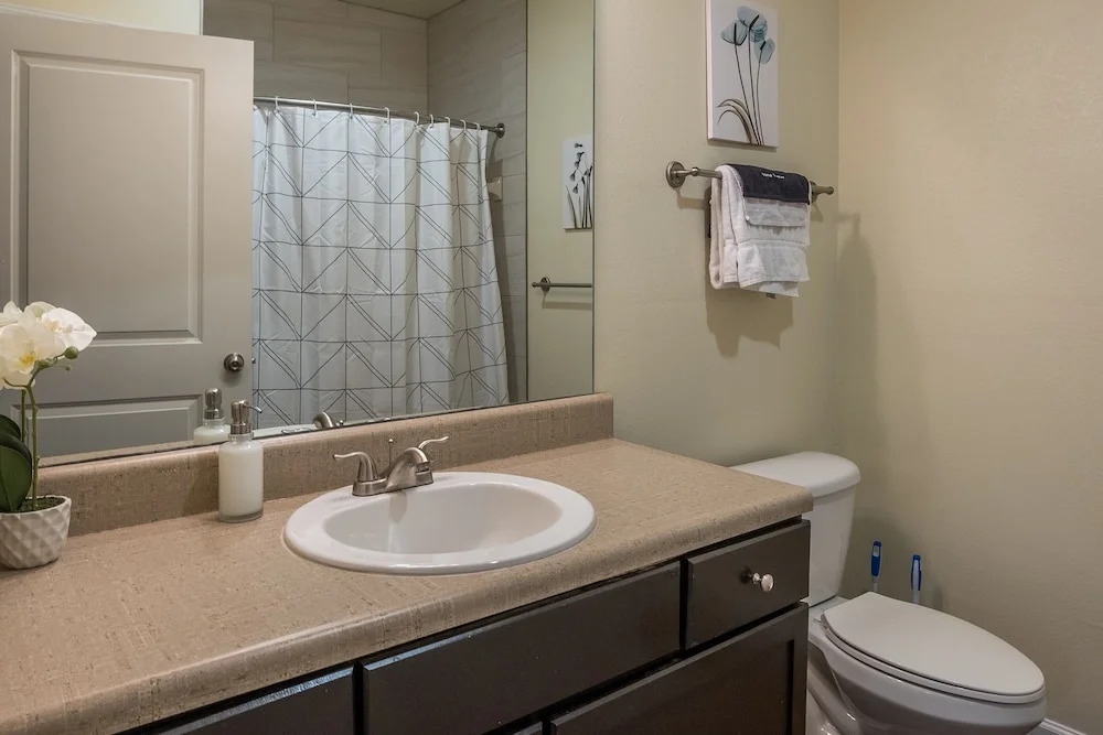 Southside 1 BR Apt with Parking by Frontdesk