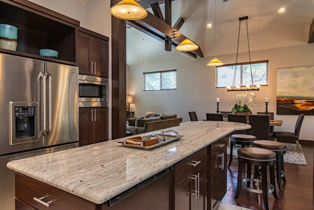 Ski-centric 4br W/ Hot Tub 4 Bedroom Home