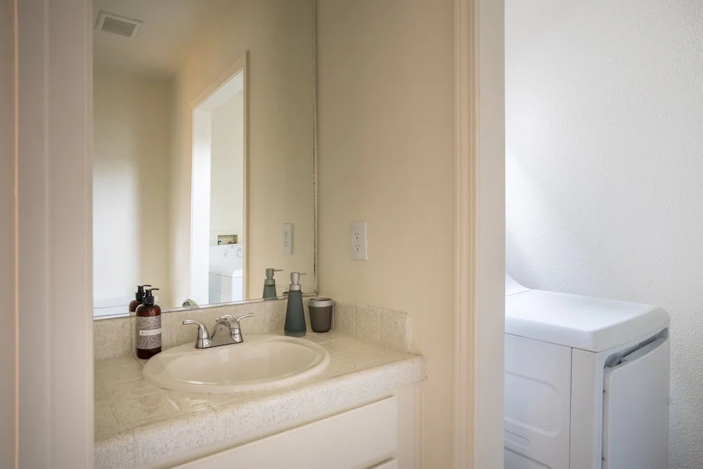 WanderJaunt | Emerald St Townhomes