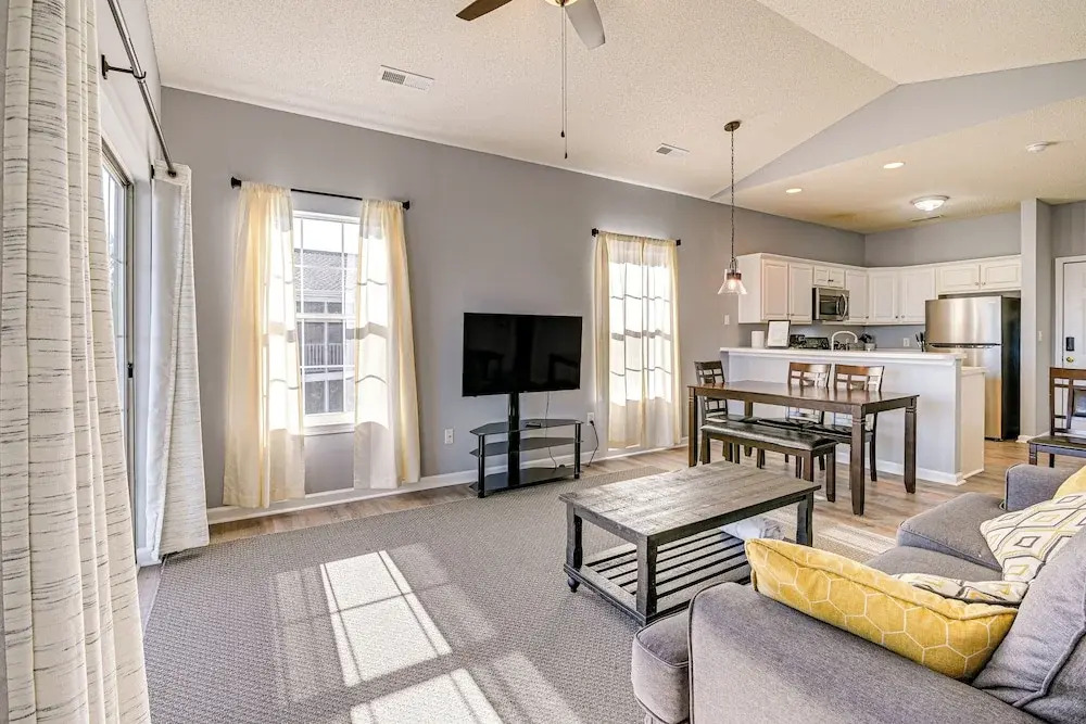 Pool + Hot Tub: Lake-view Condo in Surfside Beach!