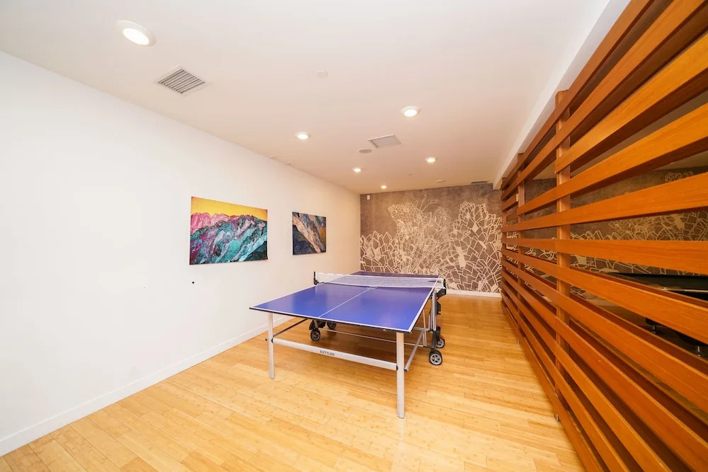 Spacious 2 Br condo by CN Tower