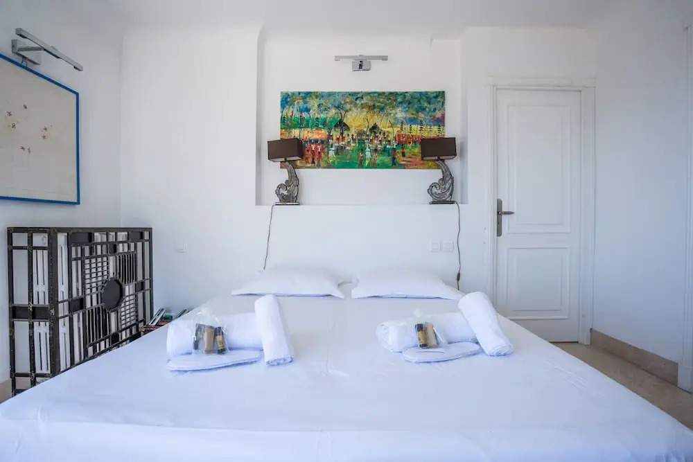 Art Deco Apartment terrace by Weekome
