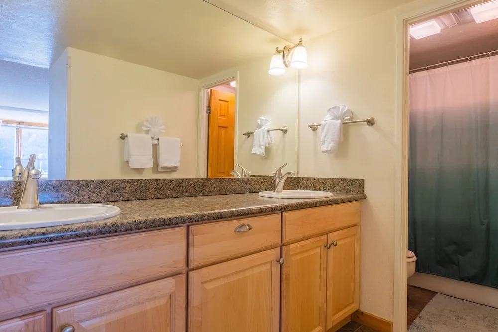 Comfortable Cozy Condo - Short Walk to American Eagle Lift - SH402 by RedAwning