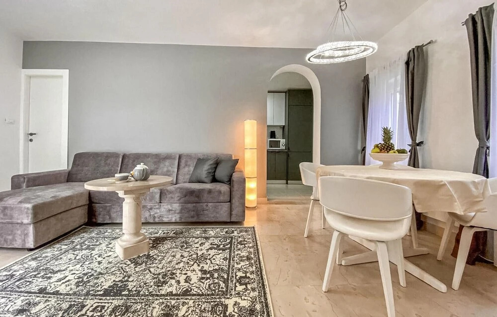 Amazing Home in Pucisca with Hot Tub, WiFi & 3 Bedrooms