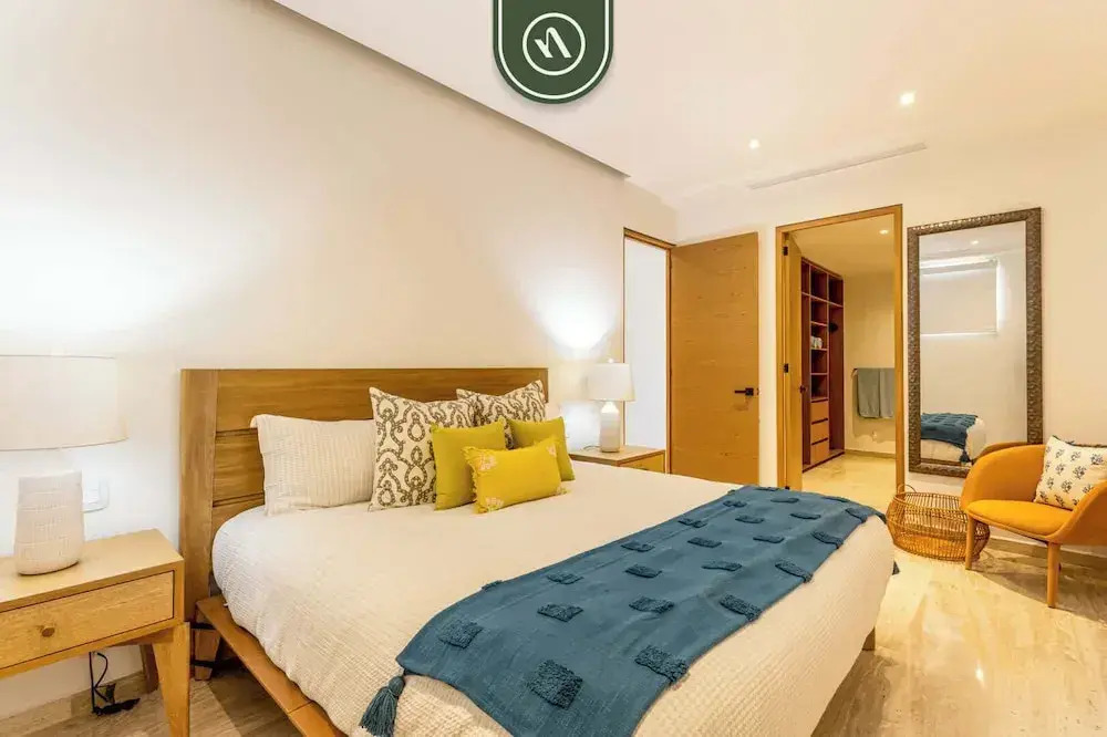 Luxury 2 BR Condo - Oceanview Pool - Gym