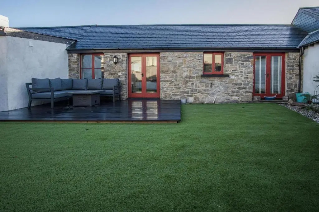 The Old Stables - 3 Bedroom Cottage - Angle