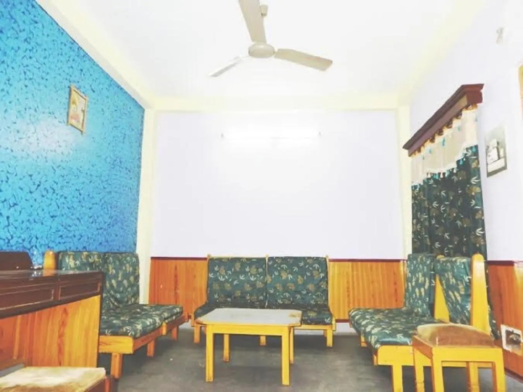 Goroomgo New Crown Indore