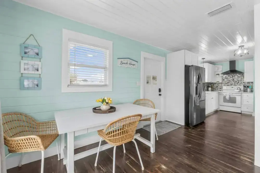 Newly Renovated 2 Bedroom Beach House Free Parking