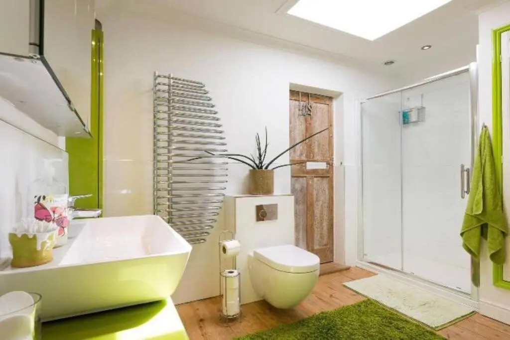 6 bedrooms beautiful home 3 bathrooms, quiet location with garden near Legoland Windsor Heathrow