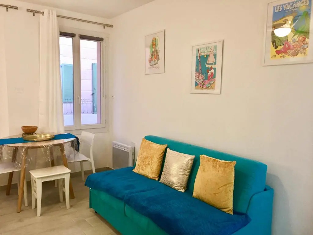 Superbe studio rue piétonne principale Sanary à côté du port