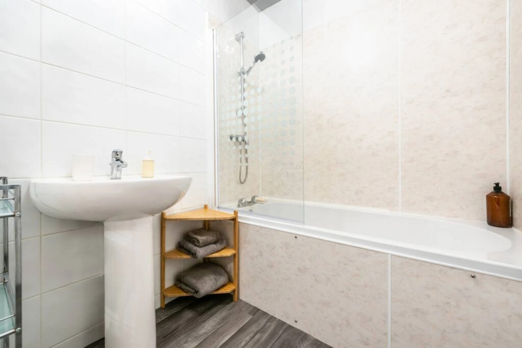 Roseangle - Spacious Family Apartment with South Facing Garden