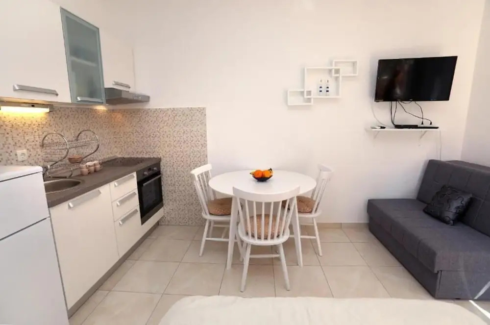 Remarkable 2-bed Apartment in Okrug Gornji