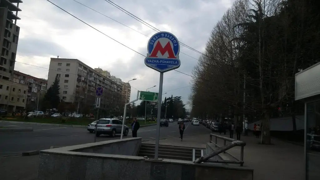 BEZARHOUSE near metro