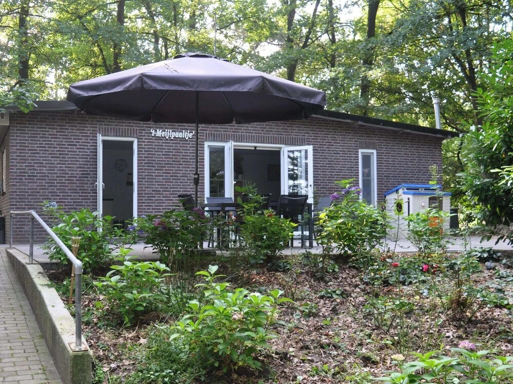 Cozy Cottage in Leenderbos with Hot Tub