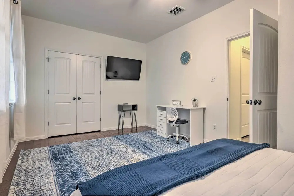 Gorgeous Luxury Home With Hot Tub Just 3 Miles to Dtwn