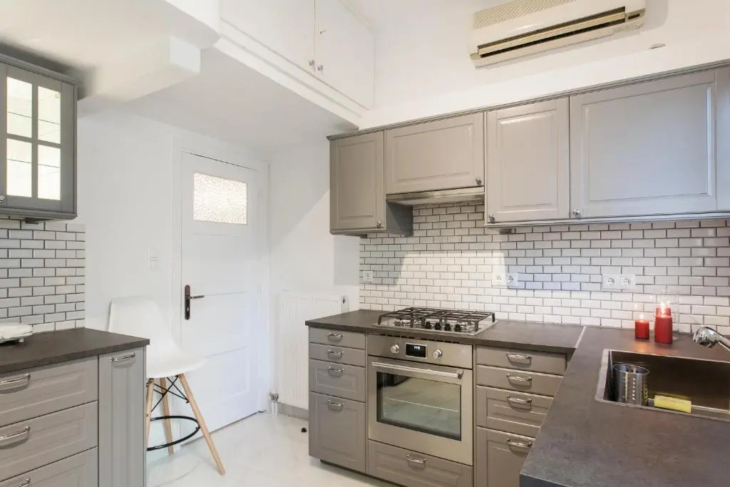 HIGHEND 2BDR Full APT/ IDEAL LOCATION (and Netflix)