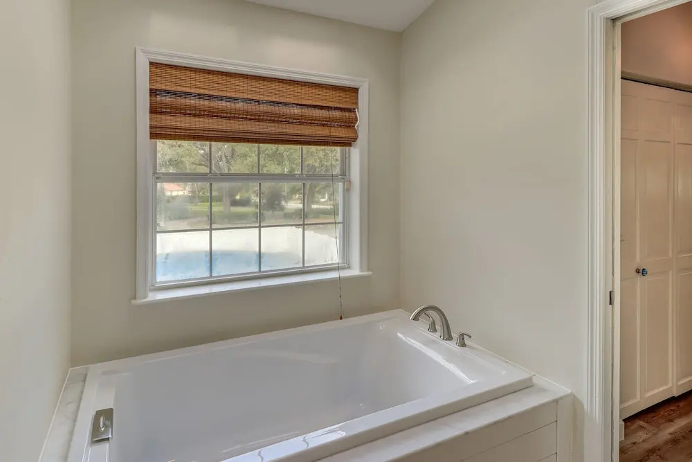 Private Pool & Lake Views: Family Home in Oxford