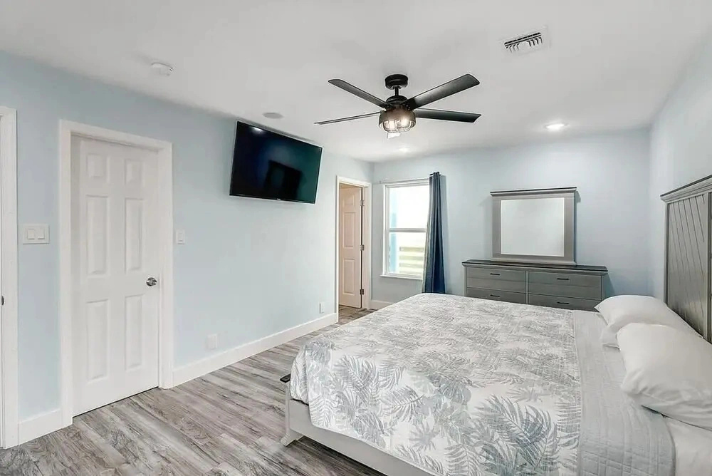 Laguna Shores 4 Bedroom Home by Redawning