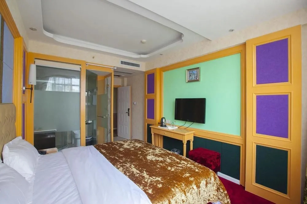 Roman Holiday Hotel (Wuhan Xibei Lake)