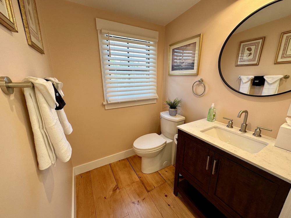 Downtown Newport Townhouse 2 Br/1.5 Bath/parking 2 Bedroom Apts