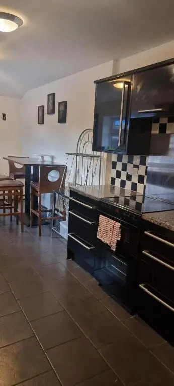 Budget 4 BedRoom house,Entire place.Sleeps 10