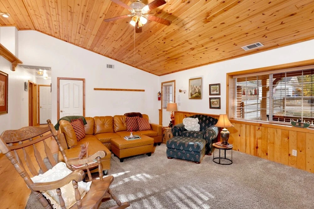 2242 - Happy Hour Inn 3 Bedroom Home by Redawning