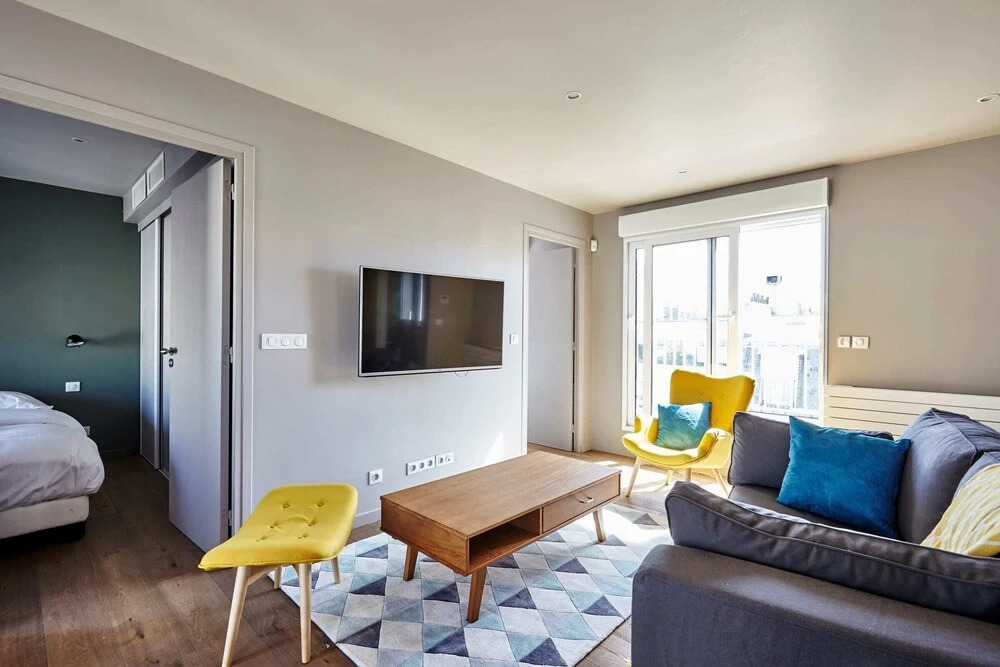 Stunning 2BR Home With Balcony in Batignolles