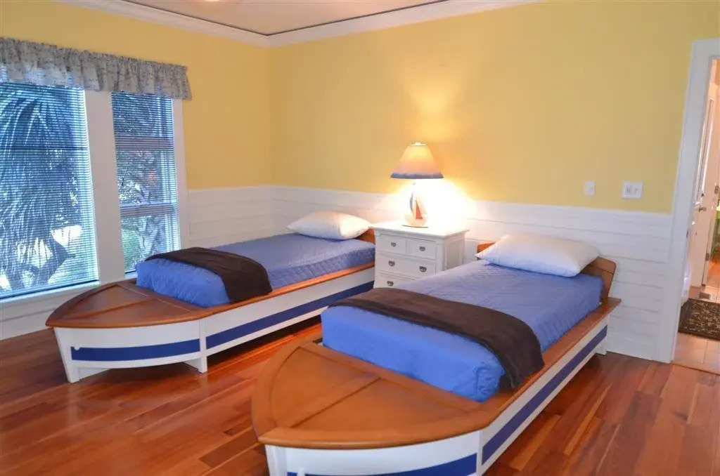 727 Twelve Oaks 4 Br Home by RedAwning