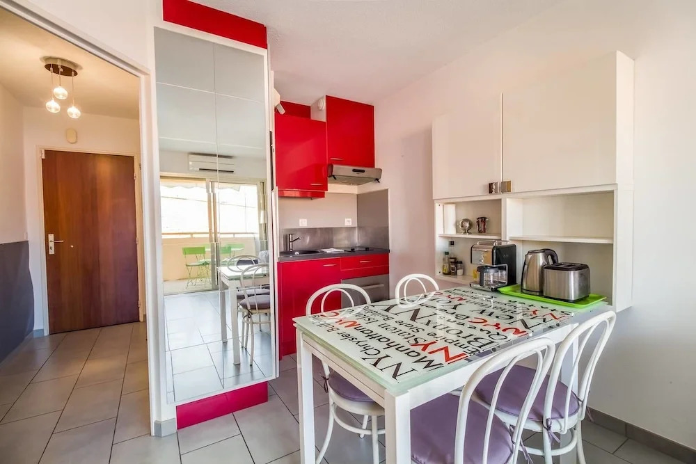 2 Rooms With Parking and Balcony, Heart of Cannes