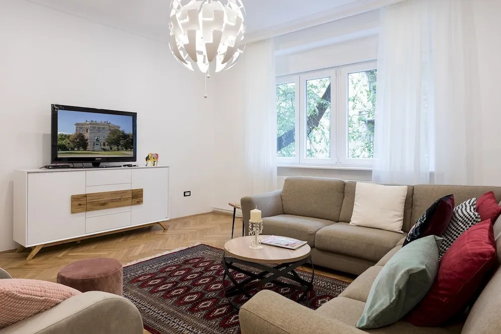 Spacious 2BDR Apartment few steps from City Center